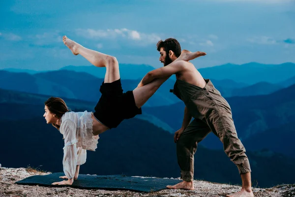 Dos bailarines modernos practicando el baile en el acantilado de la montaña — Foto de Stock