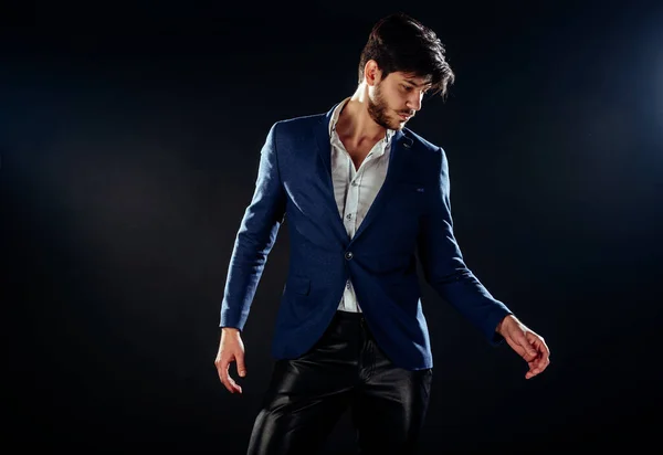 Respetable hombre guapo en un traje azul mientras posando — Foto de Stock