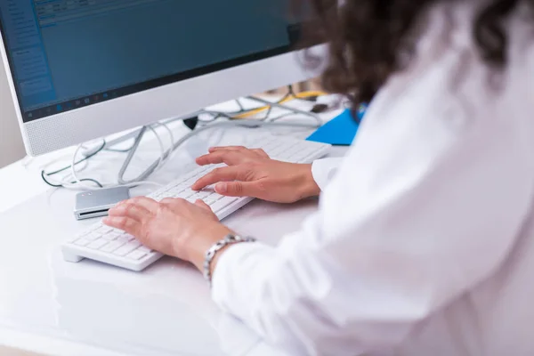 Nahaufnahme der Hände einer Ärztin (Krankenschwester), die auf ihr tippt — Stockfoto