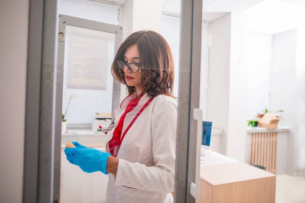 Mujer (mujer) Médico (enfermera) sosteniendo una jeringa mientras está de pie —  Fotos de Stock