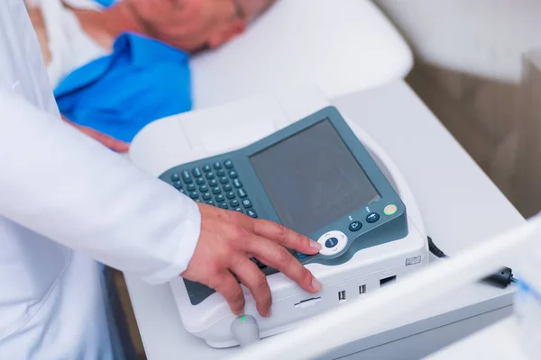 El médico (cardiólogo) está conectando sensores de vacío a un anciano —  Fotos de Stock