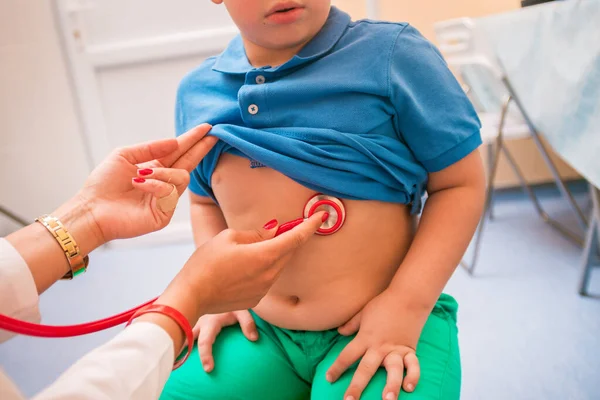 Retrato de un adorable niño visitando al doctor, luciendo valiente —  Fotos de Stock