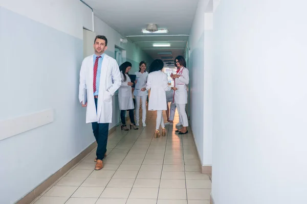 Gruppe von medizinischem Personal, Teamärzten und Krankenschwestern posiert im Ha — Stockfoto