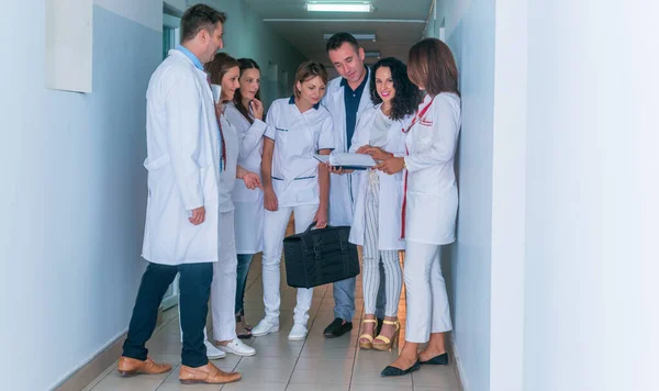 Gruppe von medizinischem Personal, Teamärzten und Krankenschwestern posiert im Ha — Stockfoto