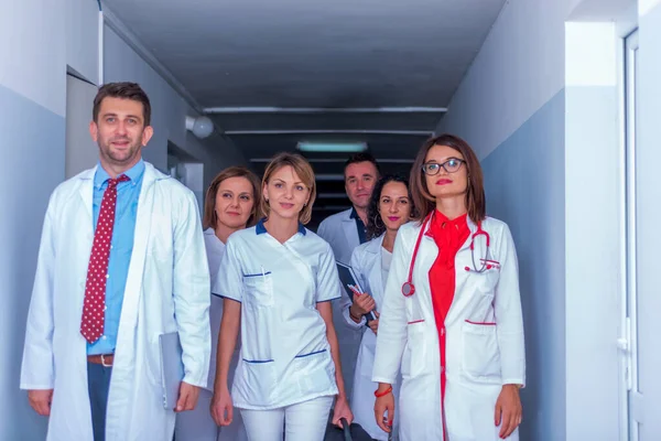 Gruppo di personale medico, team medici e infermieri in posa nel ha — Foto Stock