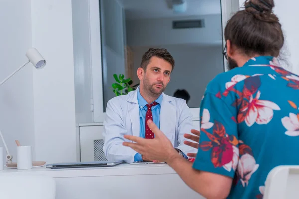 Médico Está Hablando Con Paciente Hipster Consultorio Explica Diagnóstico —  Fotos de Stock