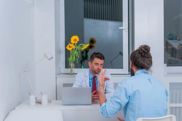 Ein Arzt Spricht Büro Mit Einem Hipster Patienten Und Erklärt — Stockfoto