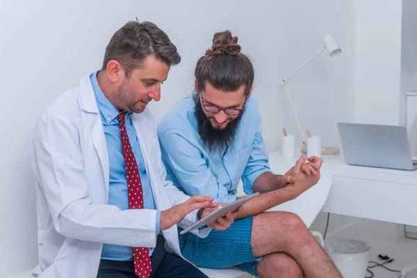 Ein Arzt Spricht Büro Mit Einem Hipster Patienten Und Erklärt — Stockfoto