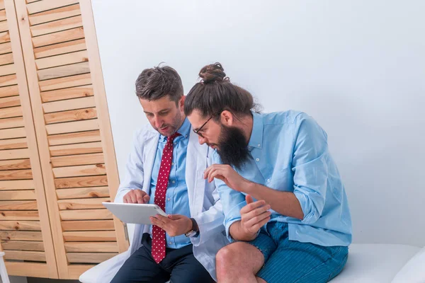 Ein Arzt Spricht Büro Mit Einem Hipster Patienten Und Erklärt — Stockfoto