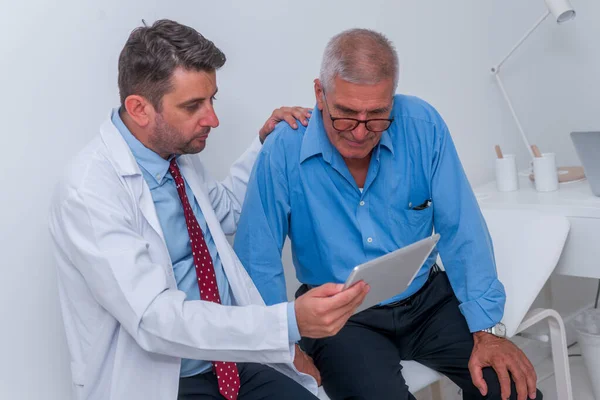 Ein Arzt Spricht Mit Einem Älteren Alten Patienten Büro Und — Stockfoto