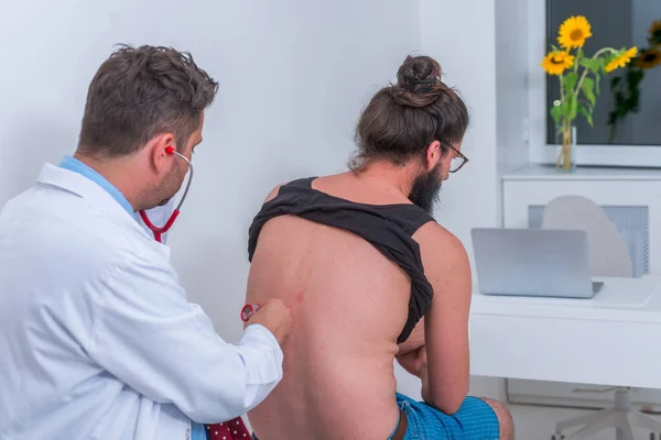 Médico Masculino Comprueba Que Paciente Hipnótico Con Estetoscopio —  Fotos de Stock