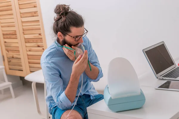 Paciente hipster teniendo un ataque de asma en el consultorio médico —  Fotos de Stock