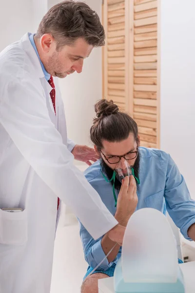 Paciente Hipster Teniendo Ataque Asma Consultorio Médico —  Fotos de Stock