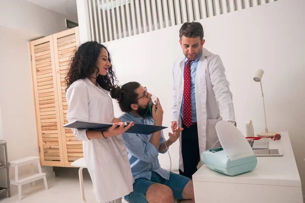 Paciente Hipster Teniendo Ataque Asma Consultorio Médico —  Fotos de Stock