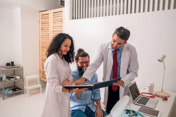 Paciente Hipster Teniendo Ataque Asma Consultorio Médico —  Fotos de Stock