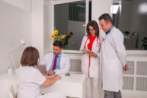 Gruppe von Ärzten stehen und diskutieren, während sie sich eine — Stockfoto
