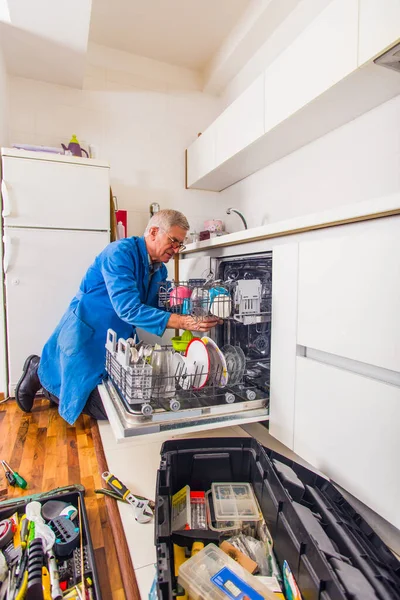 Handyman Abre Máquina Lavavajillas Cocina Blanca —  Fotos de Stock