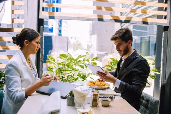 Young Business koppel vergadering met tech apparaten — Stockfoto