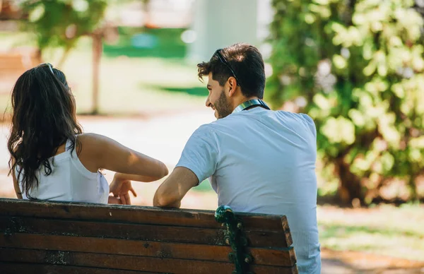 Ένα ζευγάρι νέων ανθρώπων συναντήθηκε στο πάρκο. Λάτρεις της κάθονται σε μια — Φωτογραφία Αρχείου