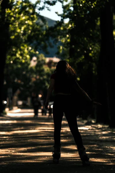 Fit Girl Roller Skating Ouvir Música Fones Ouvido — Fotografia de Stock