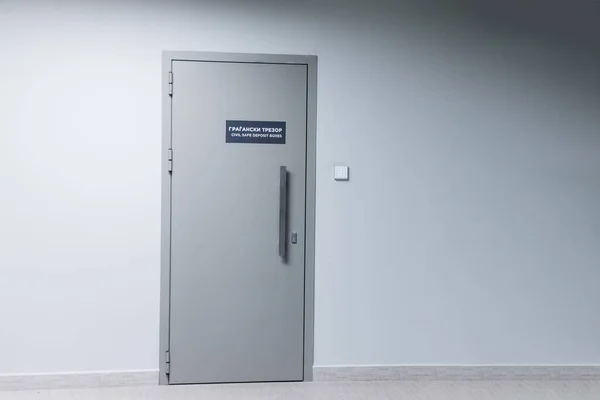 Αστικές θυρίδες ασφαλείας πόρτα στο κέντρο για υπηρεσίες μετρητών — Φωτογραφία Αρχείου