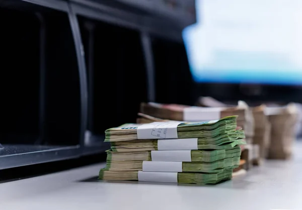 Große Summe Euro-Bargeld vor dem Zählgerät — Stockfoto