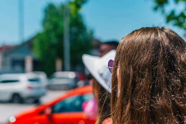 Porträtt av en flicka i vilken hatt och solglasögon. — Stockfoto