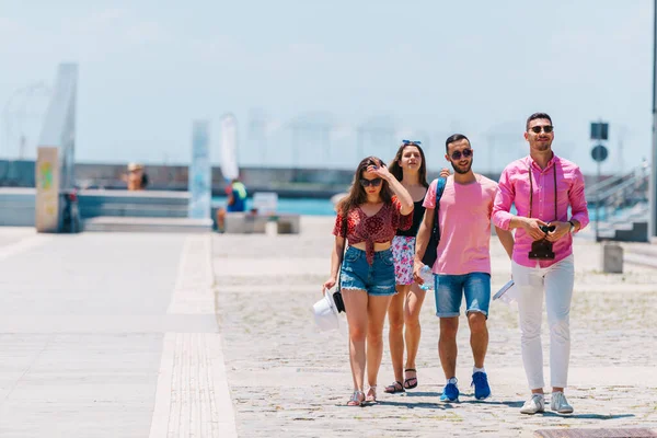 Um par de turistas está explorando nova cidade juntos. Sorrindo e m — Fotografia de Stock