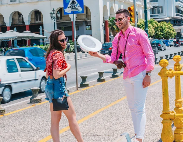 Attrayant touriste enlève un chapeau de ses copines tête whi — Photo