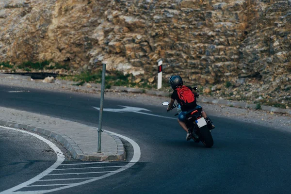 アスファルト高速道路でスポーツツーリングバイクに乗る若い男 — ストック写真