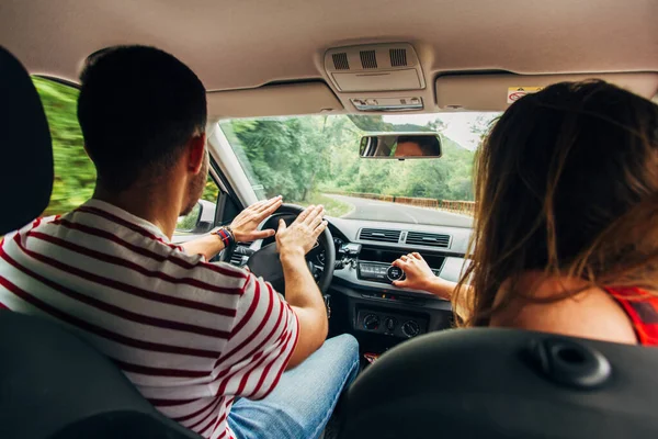 Pareja Romántica Que Viaja Por Carretera Mientras Hombre Conduce Coche — Foto de Stock