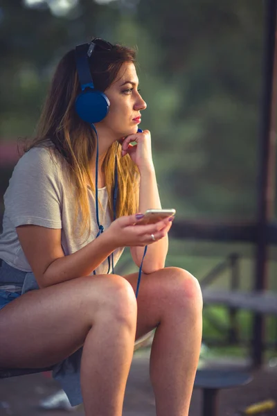 Een Stedelijk Cool Meisje Buiten Muziek Luisteren Hoofdtelefoon Genieten Van — Stockfoto