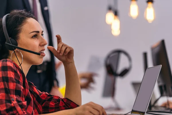 Retrato Una Hermosa Mujer Joven Con Auriculares Sonriendo Mientras Trabaja —  Fotos de Stock