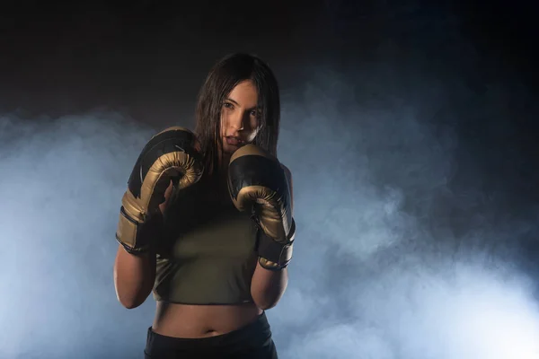 Retrato Cerca Una Boxeadora Posando Con Guantes Boxeo Mirando Cámara —  Fotos de Stock