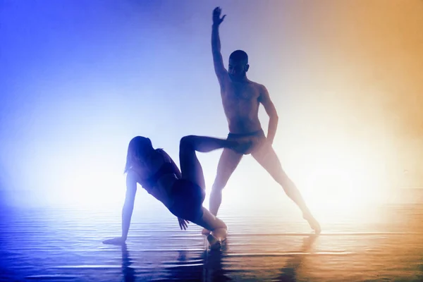 Kecses Modern Balett Táncosok Táncolnak Stúdióban — Stock Fotó