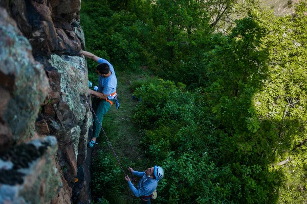 Deux Hommes Sur Point Aller Escalader Attacher Corde Escalade Leur — Photo