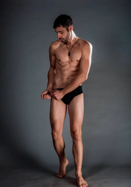 Estúdio Corpo Tiro Uma Moda Modelo Masculino Posando Seminua — Fotografia de Stock