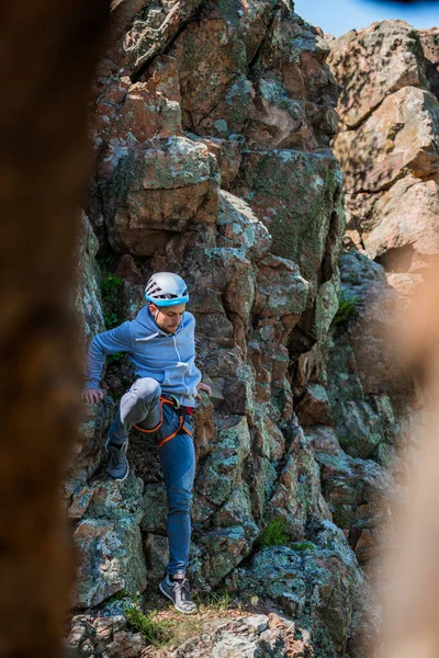 Чоловік Піднімається Скелю Незадовго Досягнення Вершини — стокове фото