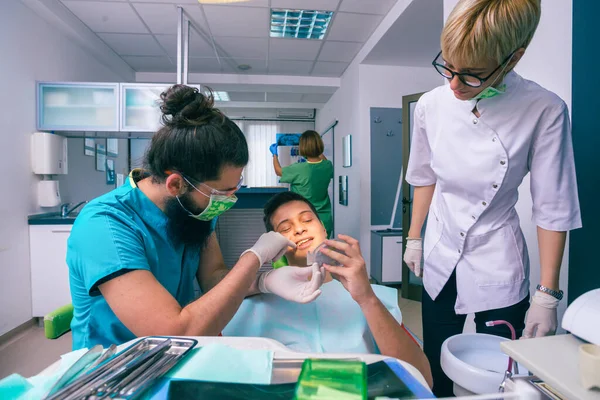 Dentista Junto Con Asistente Femenina Examina Los Dientes Paciente Adolescente —  Fotos de Stock