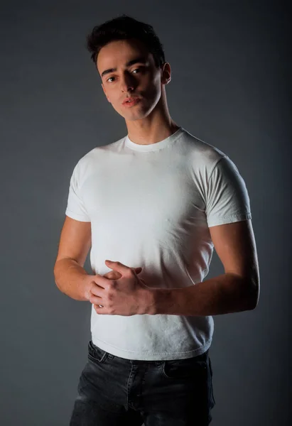 Porträt Eines Jungen Attraktiven Mannes Weißem Shirt — Stockfoto