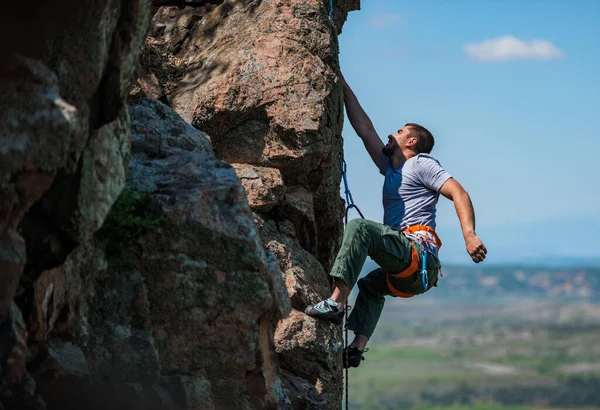 Kas Tırmanışçısı Kaya Duvarında Kaya Tırmanışı Yapıyor — Stok fotoğraf