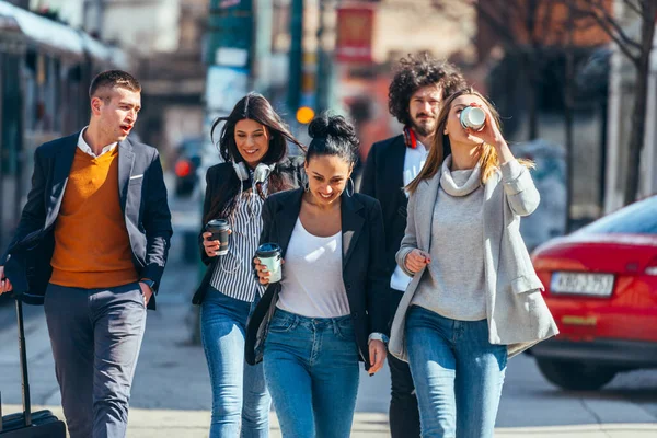 Amis Bonding Groupe Amis Multiethniques Marchant Dans Rue Parlant Souriant — Photo