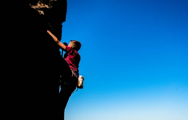 Man Reaching Grip While Rock Climbs Steep Cliff — Stock Photo, Image