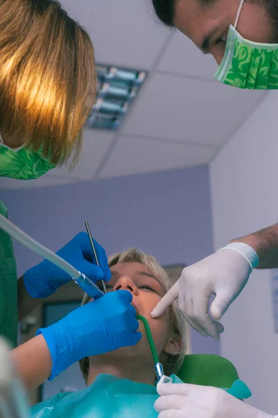 Dentiste Uniforme Vert Examinant Les Dents Une Belle Patiente — Photo