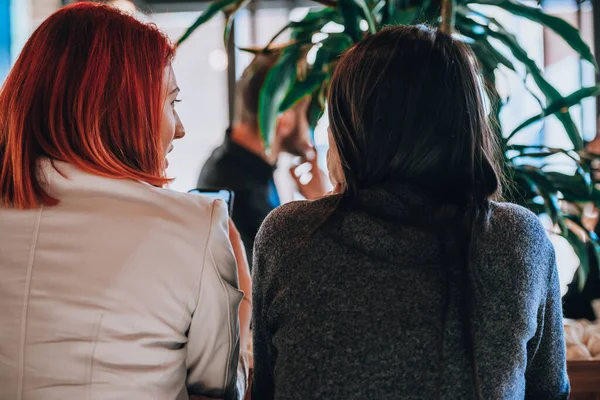 Zwei Attraktive Frauen Bei Einem Disskusion Während Einer Kaffeepause — Stockfoto