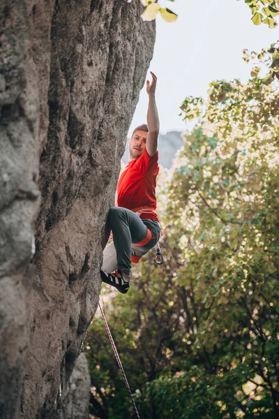 Portrét Silného Sportovního Fit Samce Lezení Velký Přírodní Balvan Letním — Stock fotografie