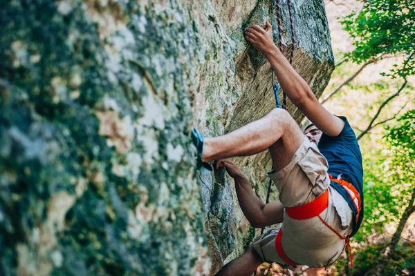 Homem Faz Uma Grande Parede Escalando Nas Montanhas — Fotografia de Stock