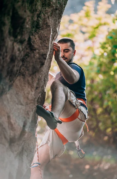 Esporte Escalada Homem Está Praticando Uma Parede Rocha Natural — Fotografia de Stock