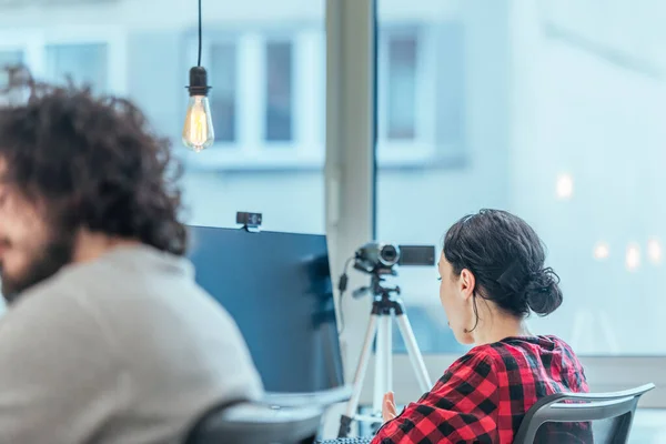 Urban Vrouwelijke Werknemer Werken Een Laptop Terwijl Zitten Naast Het — Stockfoto