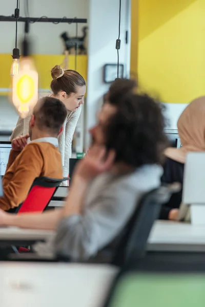 Brodatego Pracownika Afro Fryzurą Rozmawiającego Przez Telefon Otoczonego Przez Współpracowników — Zdjęcie stockowe